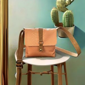 Super cute Cross body bag. Beautiful color!!!!!!
